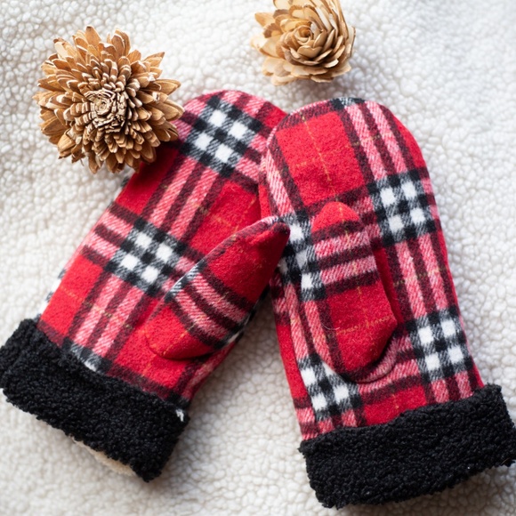 New Women's Red Plaid Mittens Faux Fur Lined Sherpa Winter Fashion Gloves - Picture 3 of 6